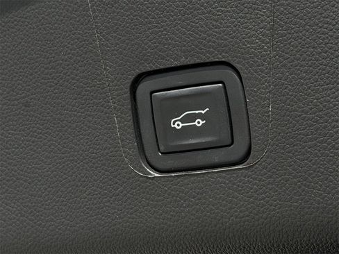 Used 2023 Chevrolet Traverse Premier w/ Redline Edition image 30