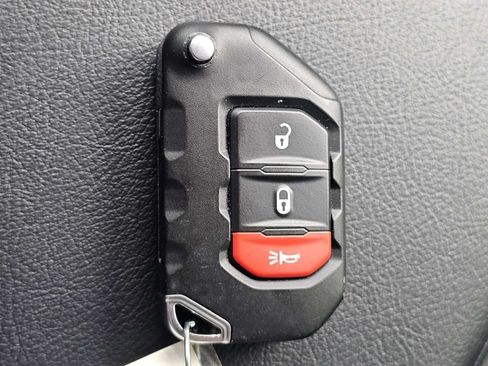 Used 2025 Jeep Gladiator Mojave w/ Technology Group AWD/4WD image 30