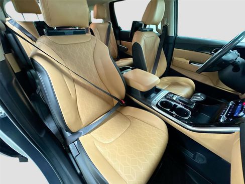 Used 2024 Kia Carnival EX FWD image 30