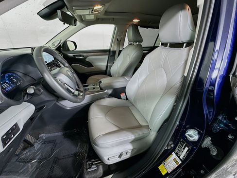 Used 2024 Toyota Highlander Platinum FWD image 11