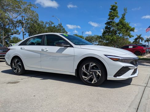 Used 2025 Hyundai Elantra Sport FWD image 18