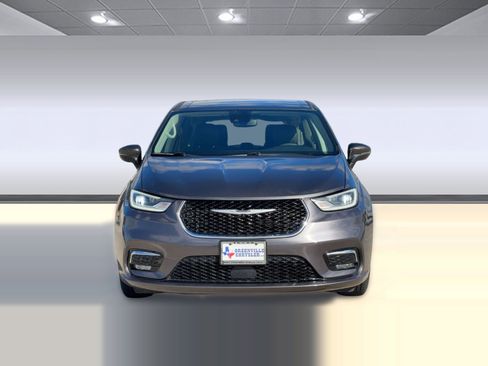 Used 2023 Chrysler Pacifica Touring-L image 6