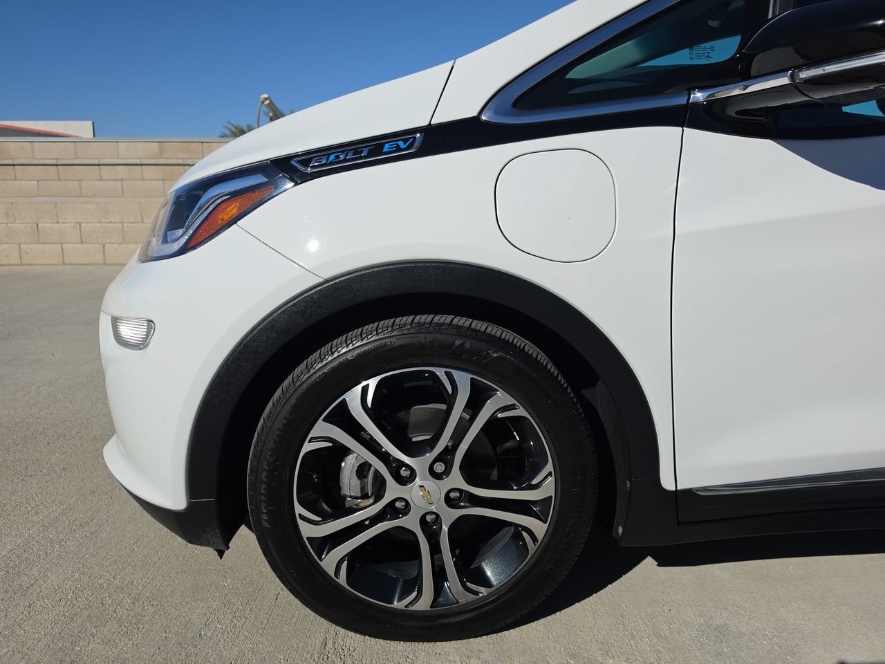 Used 2019 Chevrolet Bolt Premier w/ Infotainment Package FWD image 32