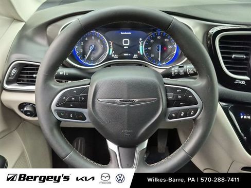 Used 2024 Chrysler Pacifica Touring-L FWD image 15