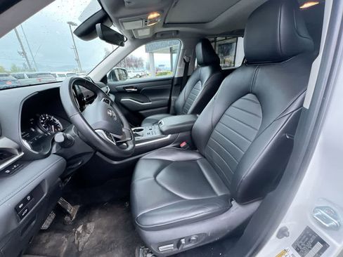 Used 2024 Toyota Highlander XLE image 11