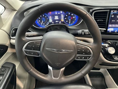 Used 2023 Chrysler Pacifica Touring-L FWD image 27