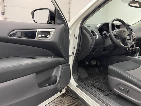 Used 2017 Nissan Pathfinder SV AWD/4WD image 14