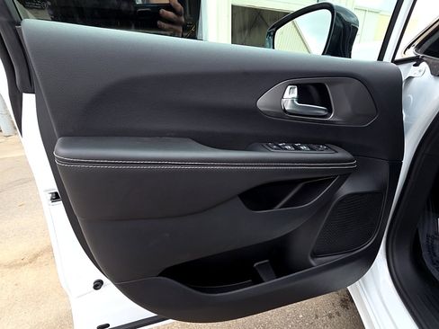 New 2026 Chrysler Voyager LX image 14