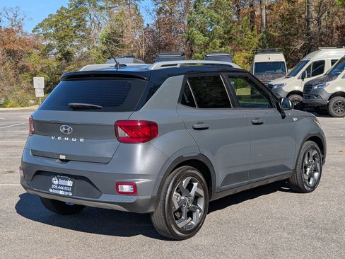 Used 2024 Hyundai Venue Limited image 9