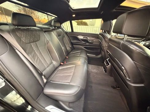 Used 2021 BMW 750i xDrive w/ Executive Package image 32