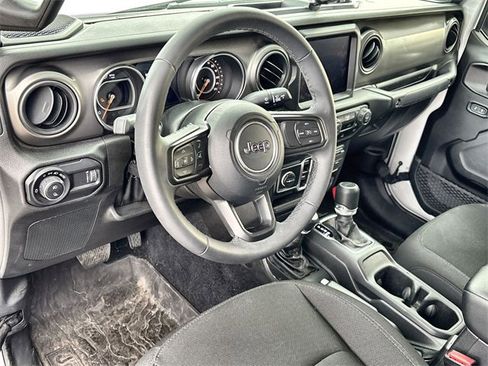 Used 2023 Jeep Gladiator Willys image 10