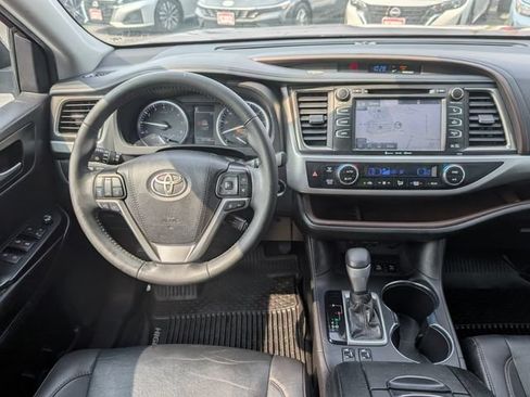 Used 2019 Toyota Highlander XLE AWD/4WD image 18