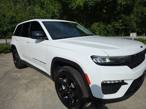 Used 2023 Jeep Grand Cherokee Limited w/ Luxury Tech Group II RWD image 9