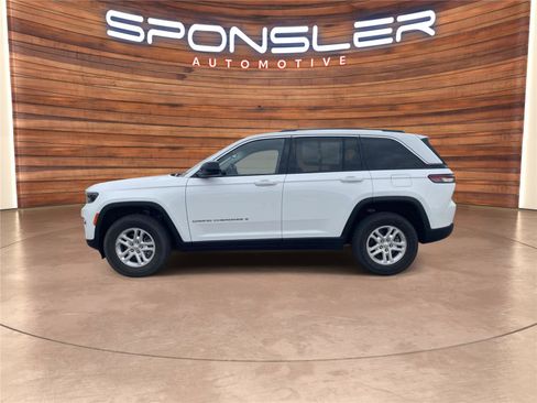 Used 2022 Jeep Grand Cherokee Laredo w/ Luxury Tech Group I AWD/4WD image 2