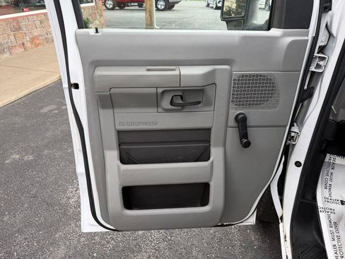 Used 2014 Ford E-150 and Econoline 150 RWD image 12