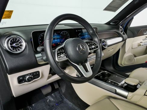Used 2021 Mercedes-Benz GLB 250 4MATIC image 4