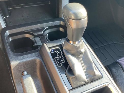 Used 2017 Toyota Tacoma TRD Sport AWD/4WD image 43