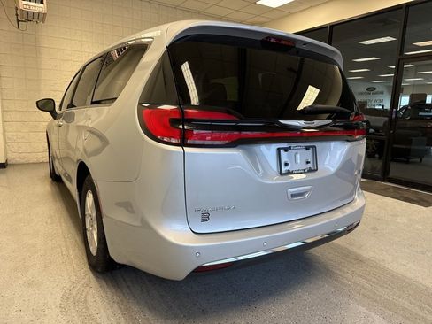 Used 2023 Chrysler Pacifica Touring-L image 18