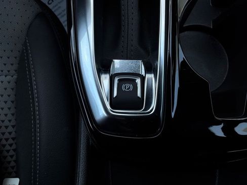 Used 2025 Chevrolet Trax LT FWD image 22