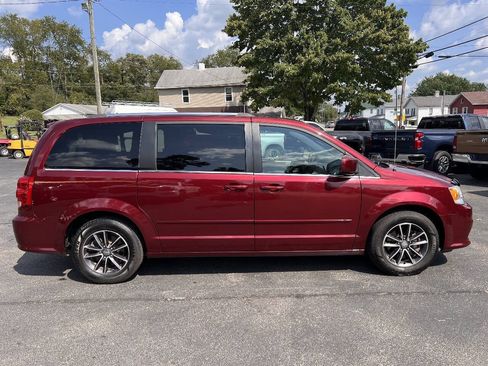 Used 2017 Dodge Grand Caravan SXT w/ Driver Convenience Group FWD image 4