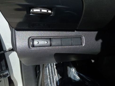 Used 2024 Nissan Pathfinder S image 15