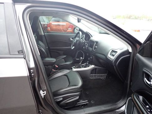 Used 2019 Jeep Compass Latitude w/ Popular Equipment Group AWD/4WD image 9