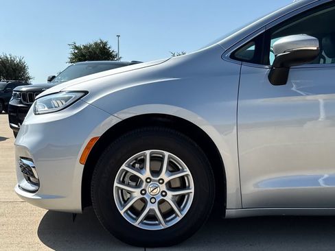 Used 2023 Chrysler Pacifica Touring-L FWD image 5