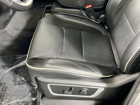 Used 2022 RAM 1500 Laramie AWD/4WD image 18