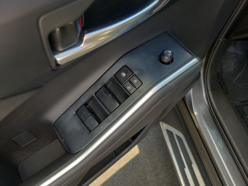 Used 2023 Toyota Highlander XLE AWD/4WD image 13