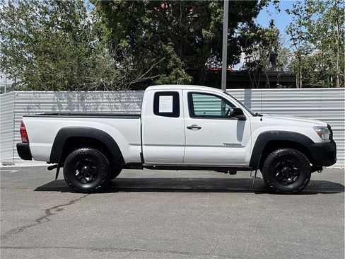 Used 2015 Toyota Tacoma 4x4 Access Cab V6 w/ Convenience Package image 9