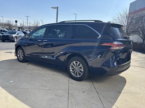 Used 2022 Toyota Sienna XLE image 7