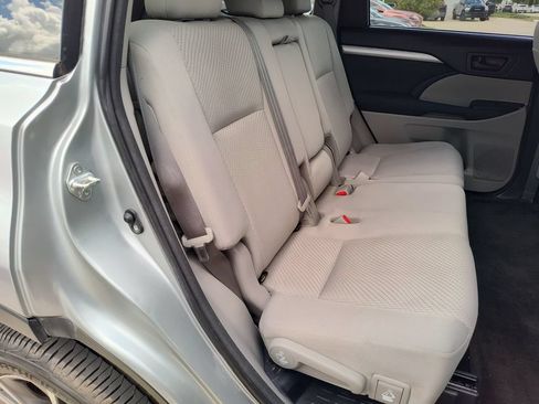 Used 2018 Toyota Highlander LE FWD image 31
