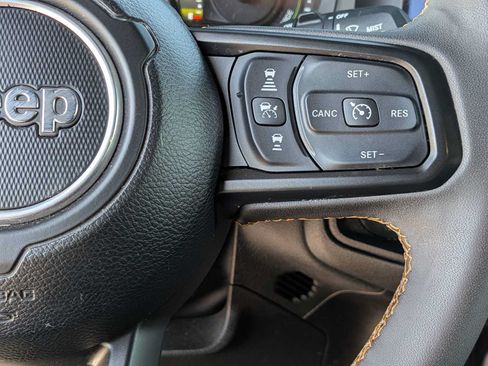 Used 2024 Jeep Wrangler Unlimited w/ Convenience Group AWD/4WD image 18