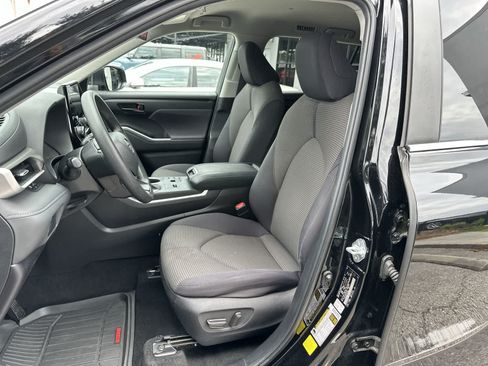 Used 2023 Toyota Highlander L FWD image 3