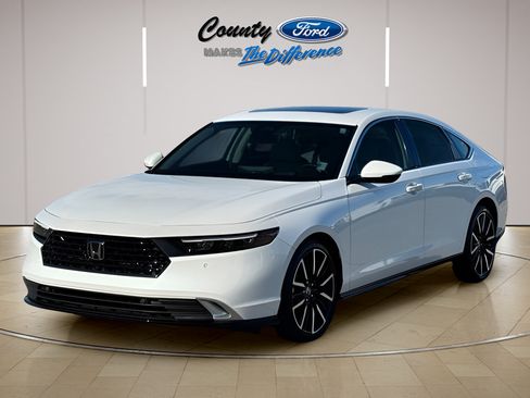 Used 2025 Honda Accord Touring image 2