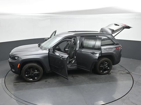 Used 2025 Jeep Grand Cherokee Altitude AWD/4WD image 52