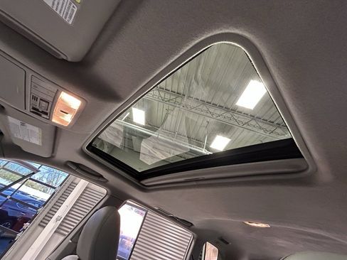 Used 2011 Toyota Highlander SE image 53