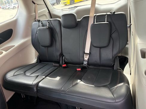 Used 2020 Chrysler Pacifica Touring-L image 27