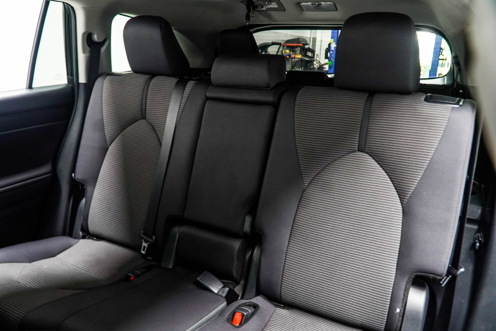 Used 2025 Toyota Highlander LE FWD image 38