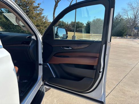 Used 2020 Cadillac Escalade ESV Luxury image 16