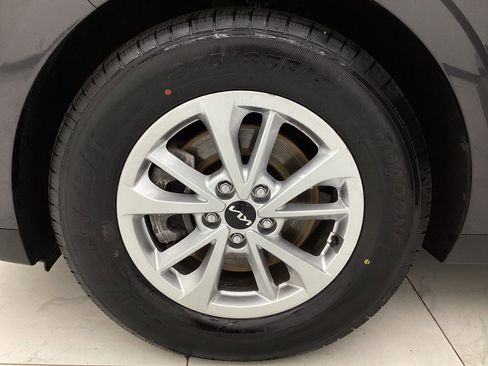 Used 2024 Kia Carnival LX FWD image 45