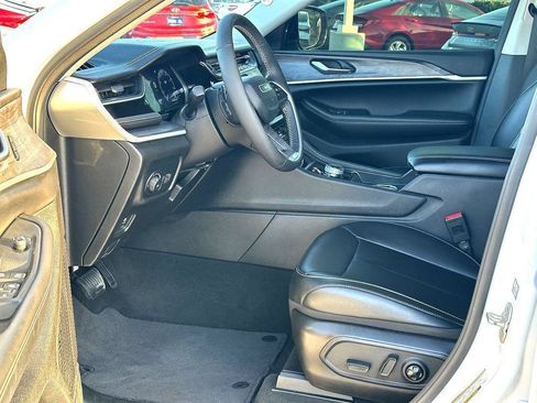Used 2024 Jeep Grand Cherokee Limited AWD/4WD image 12