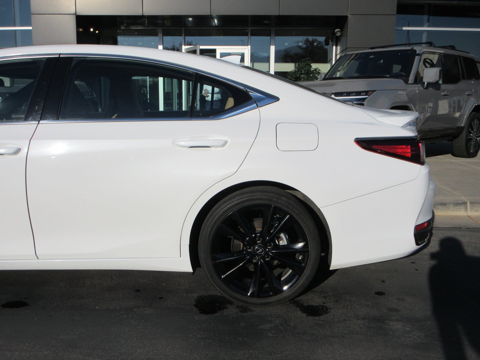 Used 2023 Lexus ES 300h w/ Accessory Package (Z2) FWD image 5