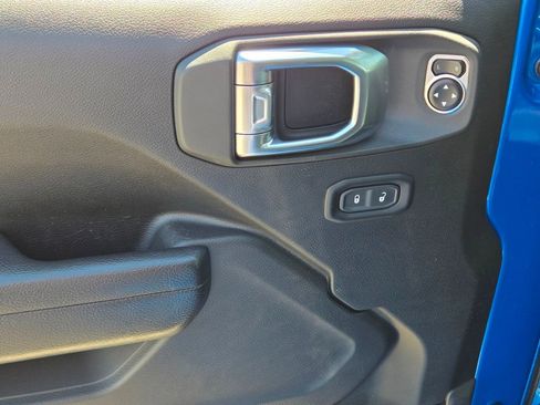Used 2023 Jeep Gladiator Mojave AWD/4WD image 15