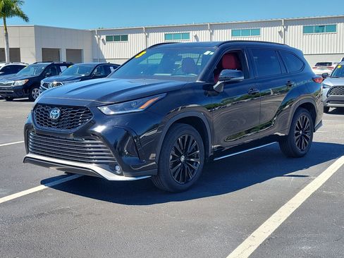 Used 2023 Toyota Highlander XSE image 3