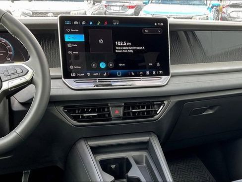 New 2025 Volkswagen Tiguan SE image 8