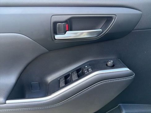 Used 2022 Toyota Highlander XLE image 8