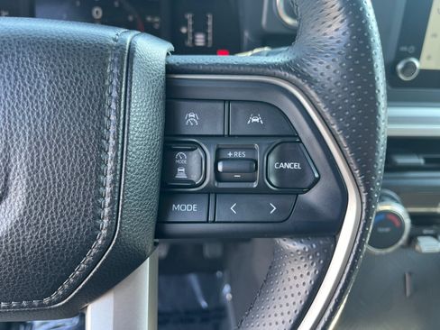 Used 2025 Toyota 4Runner SR5 AWD/4WD image 15
