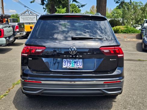 Used 2024 Volkswagen Tiguan SE w/ Panoramic Sunroof Package AWD/4WD image 4
