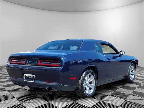 Used 2016 Dodge Challenger SXT RWD image 5